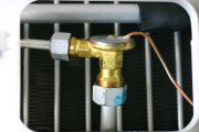 ガラガラと音を立てながら細かな金属粉をエアコンユニット内に循環させているからです。