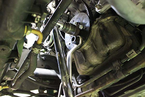 メガネレンチなどを使ってクランクを固定し、センターボルトを緩めます。