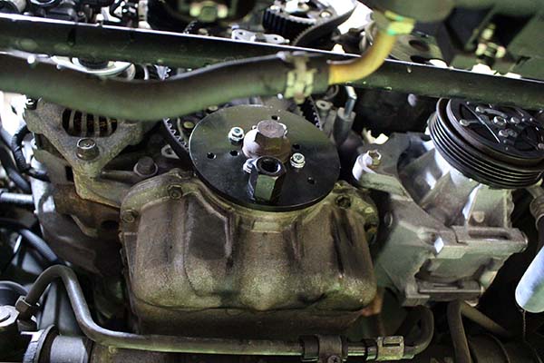 メガネレンチなどを使ってクランクを固定し、センターボルトを緩めます。